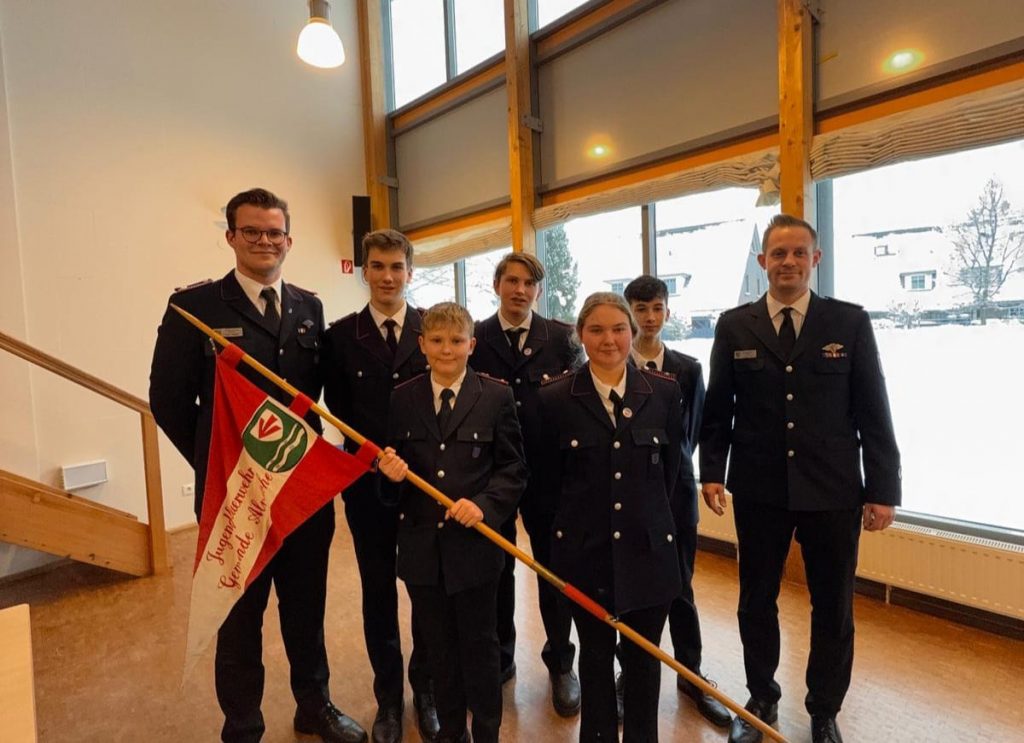 Die gewählten Mitglieder des Jugendfeuerwehr-Vorstandes auf einem Bild mit dem Jugendwart und Stellvertretendem Jugenwart der Feuerwehr Alveslohe.